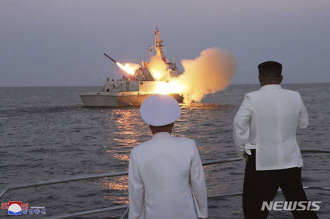 [평양=AP/뉴시스] 북한 조선중앙통신이 21일 제공한 사진에 김정은(오른쪽) 북한 국무위원장이 해군 함대를 방문해 미사일 발사 훈련을 참관하고 있다. 통신은 김 위원장이 "조선인민군 해군 동해함대 근위 제2 수상함전대를 시찰하고 미사일 발사훈련을 참관했다"라고 보도했다. 2023.08.21.