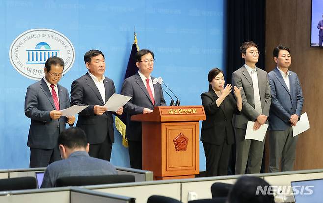 [서울=뉴시스] 전진환 기자 = 행정안전위원회 국민의힘 간사인 이만희 의원이 31일 오후 서울 여의도 국회 소통관에서 열린 야당의 이태원참사특별법 강행처리에 대한 국민의힘 행정안전위원회 입장발표 기자회견에서 발언하고 있다.  2023.08.31. amin2@newsis.com