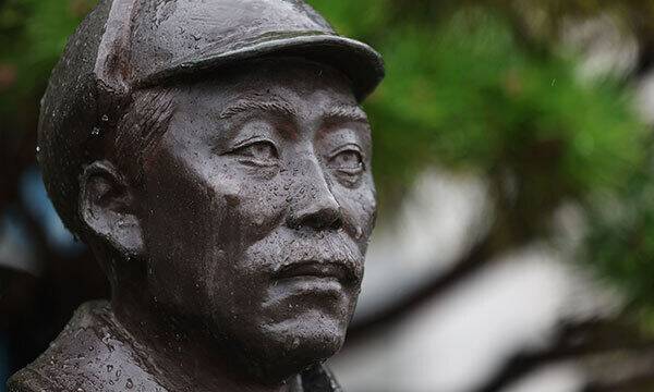 서울 용산구 국방부 청사 앞에 설치된 고 홍범도 장군 흉상 모습. 연합뉴스