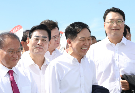 국민의힘 김기현 대표(가운데) 등 당 지도부가 31일 전남 순천만국제정원박람회장을 둘러보고 있다. 뉴스1