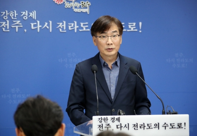 김인태 전주시 부시장이 프로농구팀 KCC 이지스의 연고지 이전과 관련해 30일 긴급 기자회견을 하고 있다. ⓒ전주시