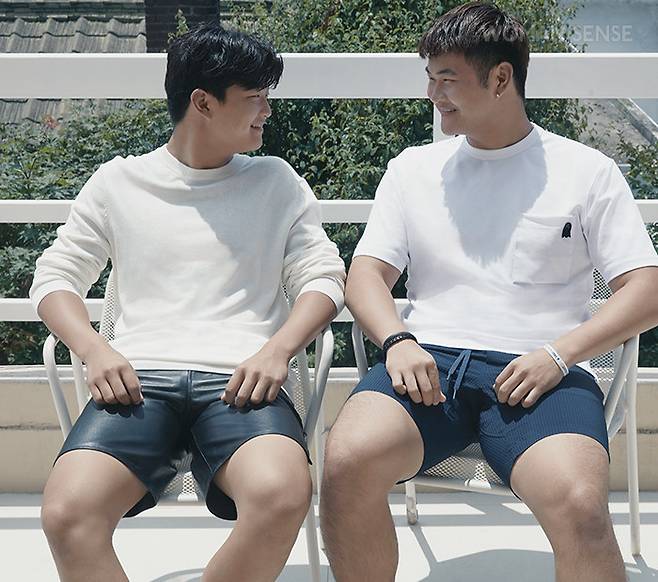 (오른쪽 페이지, 왼쪽부터) 둘째 추건우 블랙 가죽 반바지 MCM, 크림 컬러 니트 톱 스타일리스트 소장품. 첫째 추무빈 화이트 반팔 티셔츠 지오송지오, 반바지 본인 소장품.