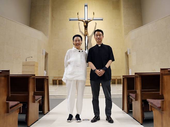 정미연 작가와 박상운 신부 [촬영 이세원]