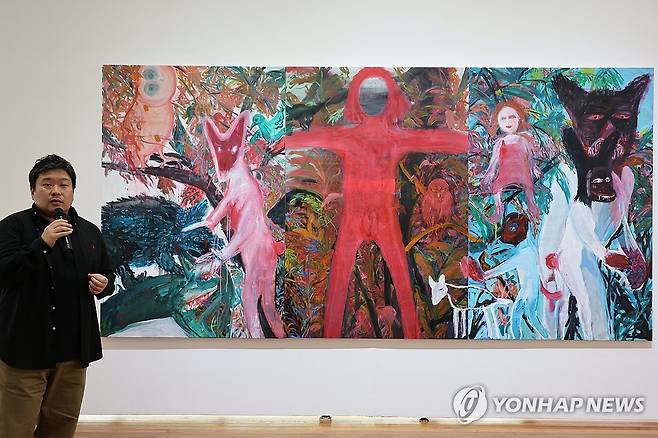 파리이응노레지던스 리포트전 전시작품 소개하는 곽영진 학예연구사 (대전=연합뉴스) 강수환 기자 = 이응노미술관은 내달 1일부터 '2016-2022 파리이응노레지던스 리포트전:보쉬르센의 여름' 전시회를 연다고 31일 밝혔다. 이날 열린 전시 기자간담회에서 곽영진 학예연구사가 전시 작품에 대해 소개하고 있다. 2023.8.31 swan@yna.co.kr