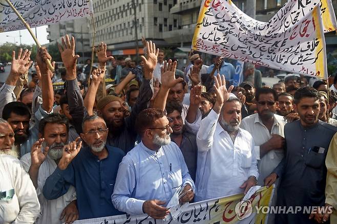 30일 파키스탄 남부 카라치서 전기요금 인상에 항의하는 상인들 [AFP 연합뉴스 자료사진. 재판매 및 DB 금지]