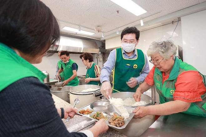 배식 봉사하는 이상일 용인시장 [용인시 제공. 재판매 및 DB 금지]