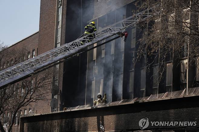 화재로 70명 이상이 사망한 남아프리카공화국 요하네스버그의 건물. [AP 연합뉴스 자료사진. 재판매 및 DB 금지]