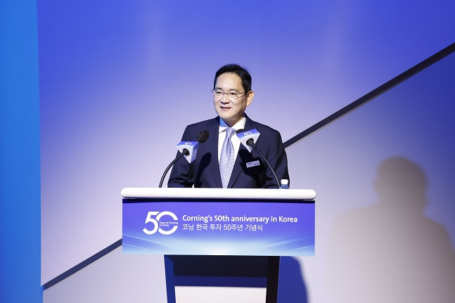 1일 충남 아산시 코닝정밀소재에서 열린 한국 투자 50주년 기념식에 참석한 이재용 삼성전자 회장이 축사를 하고 있다./사진=코닝 제공