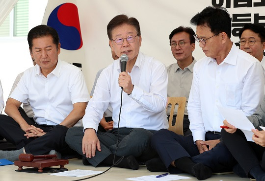 더불어민주당 이재명 대표가 1일 오전 서울 여의도 국회 본청 앞 단식투쟁 천막에서 열린 최고위원회의에서 발언을 하고 있다.[사진=뉴시스]