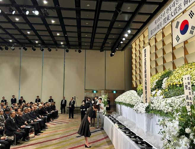 배현진 국민의힘 의원이 1일 제100주년 관동대지진 한국인 학살 희생자 추모식에 참석해 참배하고 있다. (사진=배현진 의원 SNS)