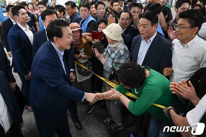 윤석열 대통령이 지난 8월31일 서울 동작구 노량진수산시장을 방문해 시장을 찾은 시민들과 인사를 나누고 있다. (대통령실 제공) 2023.8.31/뉴스1 ⓒ News1 오대일 기자