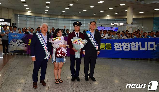 이강덕 시장(오른쪽)과 백인규 포항시의장(왼쪽)이 1일 오전 포항역 플랫폼에서 서울 수서발 첫번째 SRT고속열차 기장, 손님과 함께 운행을 축하하고 있다. .2023.9.1/뉴스1 ⓒ News1 최창호 기자