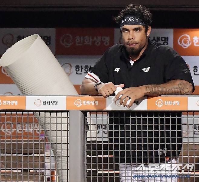 31일 대전 한화생명이글스파크에서 열린 롯데-한화전. 선발 라인업에서 빠진 윌리엄스가 경기를 지켜보고 있다. 대전=정재근 기자 cjg@sportschosun.com/2023.8.31/
