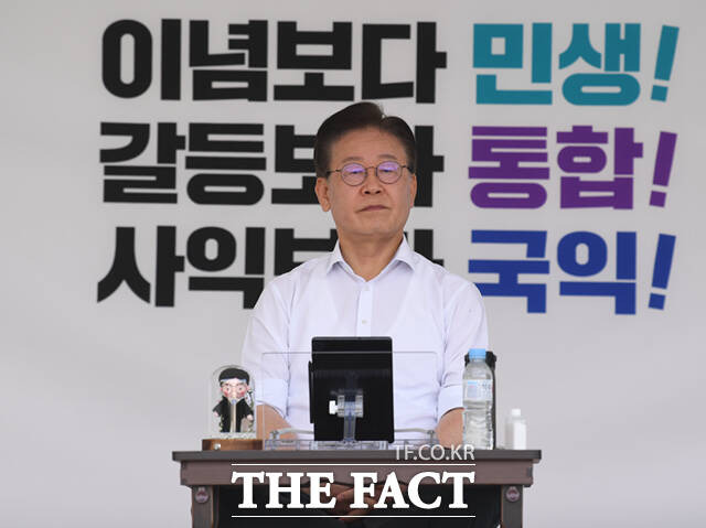 이재명 더불어민주당 대표가 무기한 단식에 돌입한 지난달 31일 오후 서울 여의도 국회 본청 앞 천막에 앉아 생각에 잠겨있다. /국회=이새롬 기자