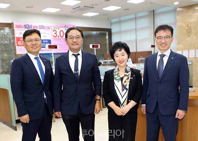 Sh수협은행 강신숙 은행장이 지난 30일, 경북지역 내 우수 기업고객 경영진들과 미팅을 갖고 산업현장에서 기업인들이 체감하는 경기흐름과 애로사항을 청취했다. 강 행장은 기업인들과의 만남에서 "대구·경북지역 경제 활성화 지원 등 시민·기업고객과의 상생 실천을 위해 수협은행이 앞장서겠다"는 의지를 전했다. 사진은 강신숙 은행장(왼쪽 세 번째)이 경북지역 우수고객사인 (주)다온신개발 정우진 대표(왼쪽 두 번째)와 간담회를 마치고 기념촬영을 하는 모습.