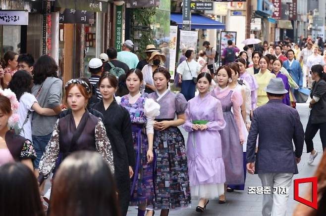 인사동 전통문화 축제인 '인사동 엔틱&아트 페어'가 개막한 31일 서울 인사동거리에서 한복 ,모던 한복 퍼레이드가 펼쳐지고 있다. 사진=조용준 기자 jun21@