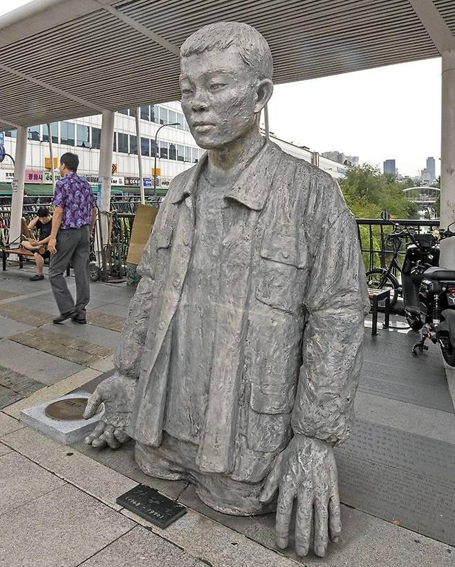 서울 중구 청계천 평화시장 앞 전태일다리 위에 세워진 전태일 동상. 성추행 혐의로 유죄를 선고받은 ‘민중미술가’ 임옥상씨의 작품이다. /김지호 기자