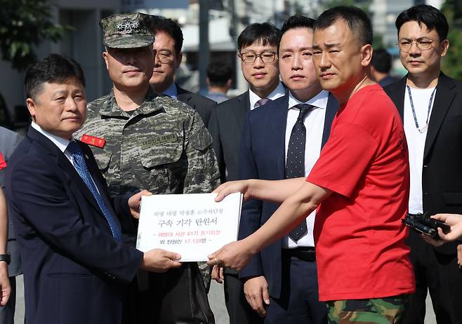 채 모 상병 순직 사건을 수사하다 항명 혐의로 입건된 박정훈 전 해병대 수사단장이 1일 서울 용산구 군사법원에서 열린 구속 전 피의자심문(영장실질심사)에 출석, 예비역 동기생들의 구속 기각 탄원서를 받고 있다. /뉴스1