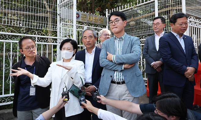 더불어민주당 의원들이 1일 서울 용산구 군사법원에서 열린 채 모 상병 순직 사건을 수사하다 항명 혐의로 입건된 박정훈 전 해병대 수사단장의 구속 전 피의자심문(영장실질심사)이 출입 과정을 놓고 마찰을 빚자 항의하고 있다.  박 전 단장 측은 국방부 영내를 거치지 않고 군사법원으로 바로 들어갈 수 있게 해달라고 요구했으나 군사법원 측은 국방부 영내로 들어온 뒤 군검찰의 구인 절차를 거쳐 법원으로 들어오라는 입장을 보여 마찰을 빚었다.  /뉴스1