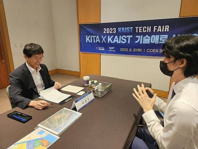 2023 KAIST 테크페어에서 열린 '산업체 애로기술 상담회'에 참석한 기업 관계자가 컨설팅을 받고 있다. 의약품 위탁생산 사업을 시작하기 위해 필요한 기술적 준비 과정에 대한 조언이 나왔다./이병철 기자