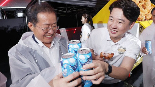 홍준표(왼쪽) 대구 시장과 이준석 전 국민의힘 대표가 대구 치맥축제에 참석했다. 연합뉴스