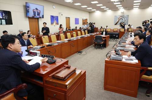 지난 31일 국회에서 여당 의원들이 불참한 가운데 열린 과학기술방송통신위원회 회의에서 더불어민주당 조승래 의원이 장제원 위원장에게 항의를 하고 있다.