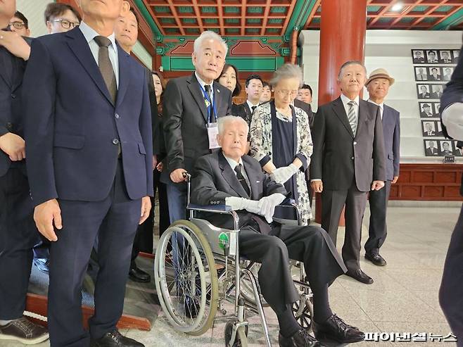 1일 이승만 전 대통령의 양자 이인수 박사(92)가 4.19민주묘역에 참배하기 위해 유영봉안소에서 대기하고 있다./사진=김동규 기자