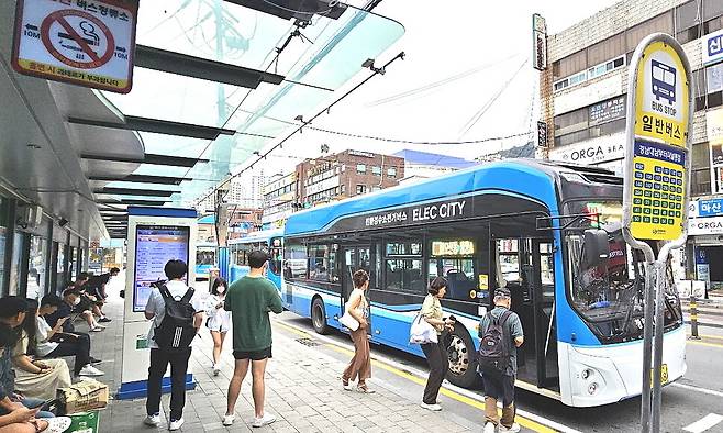 경남 창원시는 다음달 2일부터 75살 이상 어르신 시내버스 이용요금을 지원한다. 최상원 기자