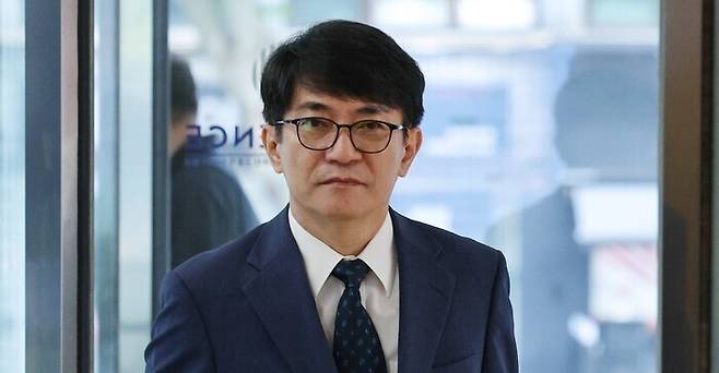 이균용 대법원장 후보자가 8월30일 오전 서울 서초구 인사청문회 준비 사무실로 출근하고 있다. 연합뉴스