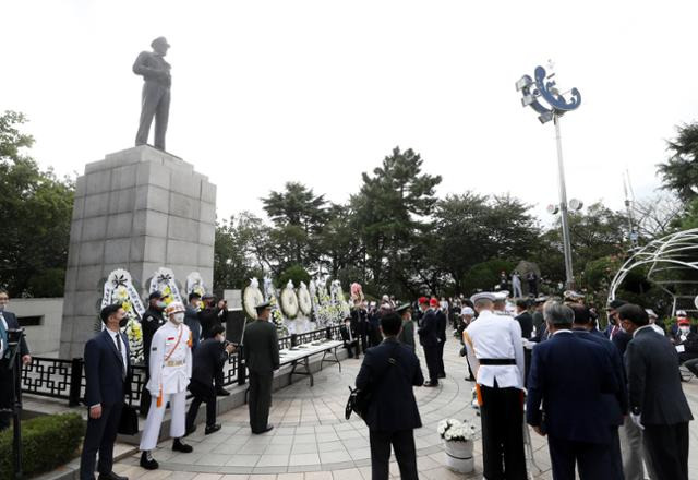 인천상륙작전 72주년인 지난해 9월 15일 인천 중구 자유공원 맥아더 장군 동상 앞에서 열린 인천상륙작전 전승행사에서 참석자들이 헌화를 하고 있다. 연합뉴스