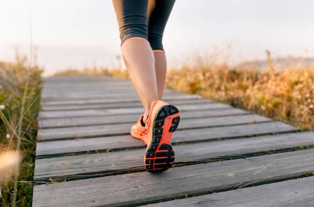 걸을 때 속도와 보폭만 조금 더해줘도 걷기 운동 효과를 배로 올릴 수 있다./사진=클립아트코리아