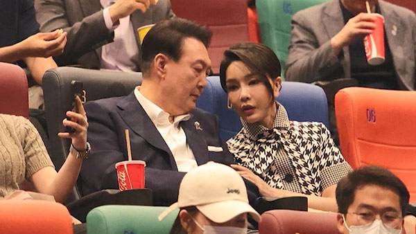 지난해 영화 '브로커' 관람을 위해 영화관을 찾은 윤석열 대통령 내외 [대통령실 제공]