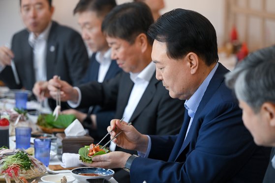 윤 대통령이 우럭탕·전어·꽃게 등으로 점심 식사를 하는 모습. [사진 대통령실]