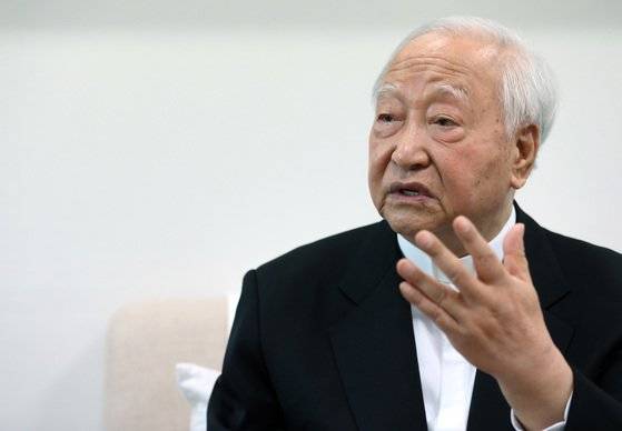 정진석 추기경은 신의 섭리를 밝혀가는 과정이 바로 인간의 과학이라고 했다. 과학이 아직 충불히 발달하지 못했기에, 과학이 풀어내는 이 우주의 일치도 아직 부분적이라는 설명이다. 중앙포토