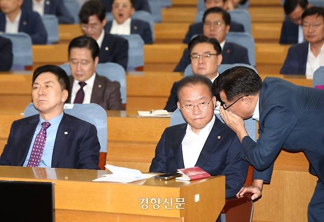 윤재옥 원내대표(오른쪽에서 두번째)가 1일 국회에서 열린 정책의원총회에서 이양수 원내수석부대표(오른쪽)와 대화를 나누고 있다. 왼쪽은 김기현 대표. 박민규 선임기자