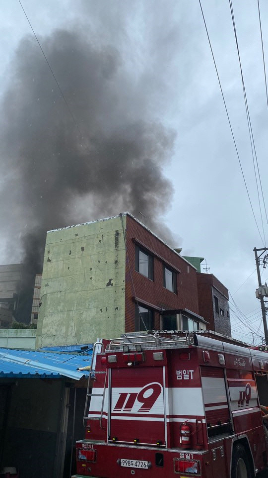 1일 동구 한 목욕탕의 화재 당시 사진. 부산소방본부