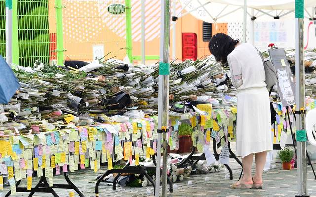 지난 7월 23일 서울 서초구 서이초등학교를 찾은 추모객들이 교실에서 숨진 채 발견된 서이초 교사를 추모하고 있다. 권현구 기자