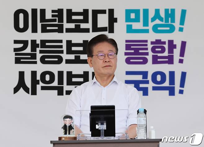 (서울=뉴스1) 송원영 기자 = 이재명 더불어민주당 대표가 31일 오후 서울 여의도 국회 본청 앞에서 단식을 하고 있다.   이날 이 대표는 당대표 취임 1주년 기자간담회에서 "윤석열 정권은 헌정질서와 민주주의를 파괴하고 국민을 향해 전쟁을 선포했다"며, "사즉생 각오로 민주주의 파괴를 막아내겠다. 마지막 수단으로 오늘부터 무기한 단식을 시작한다"고 밝혔다. 2023.8.31/뉴스1  Copyright (C) 뉴스1. All rights reserved. 무단 전재 및 재배포 금지.