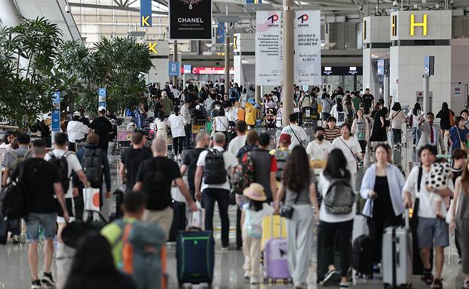 24일 오후 인천국제공항 제1여객터미널 출국장이 이용객으로 북적이고 있다. 인천국제공항공사는 올해 여름철 성수기 3주간 인천공항 이용객이 391만8855명, 하루평균으로 치면 17만8130명이 될 것으로 전망했다. [연합]