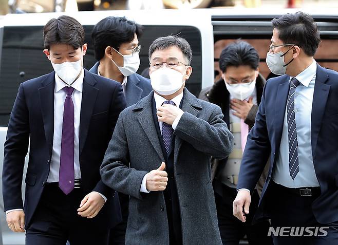 [서울=뉴시스] 김금보 기자 = 대장동 개발 비리 의혹을 수사하고 있는 검찰이 화천대유자산관리(화천대유) 대주주 김만배씨와 허위 인터뷰를 했다는 의혹을 받는 전직 언론노조위원장을 압수수색하고 있다. 사진은 김씨가 지난 2월17일 법원에 출석하는 모습. 2023.02.17. kgb@newsis.com