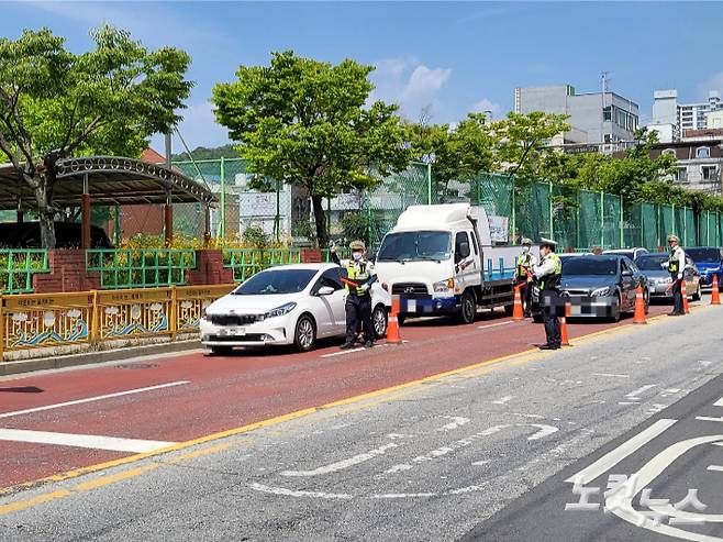 전북 전주시 완산구의 한 초등학교 스쿨존에서 경찰이 주간 음주단속을 실시하고 있다. 김대한 기자