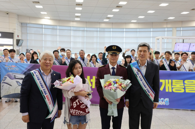 ▲포항역에서 포항을 방문한 SRT 열차 이용객들을 맞이하는 환영식이 열렸다. (왼쪽부터 백인규 포항시의회 의장, 첫차 탑승객 김현지 씨, 첫 열차를 운행한 심상필 기장, 이강덕 포항시장)ⓒ포항시 제공