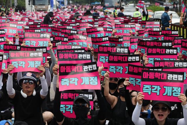 ▲서울 여의도 국회 앞에서 아동학대 관련법 즉각 개정 등을 촉구하는 집회가 열리고 있다. ⓒ연합뉴스