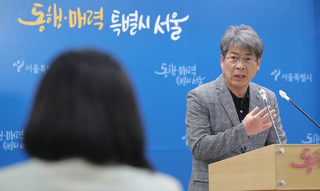 김권기 서울시 자원회수시설 추진단장이 31일 서울 중구 서울시청 브리핑룸에서 자원회수시설 입지결정 관련 약식 브리핑을 하고 있다. 서울시 입지선정위원회는 이날 지난 24일 개최한 '제19차 광역자원회수시설 입지선정위원회'에서 현 마포자원회수시설 부지 옆 상암동 481-6 등 2개 필지를 신규입지로 최종 선정했다고 밝혔다. 뉴시스