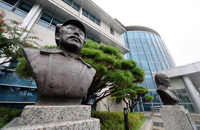 서울 용산구 국방부 청사 앞에 설치된 고 홍범도 장군 흉상 모습. 연합뉴스