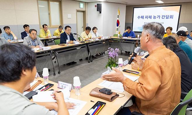 정헌율 익산시장이 1일 북부청사 강당에서 지역 농민단체를 비롯해 망성·용안·용동면 일대 수해 농민들과 간담회를 하고 있다. 익산시 제공