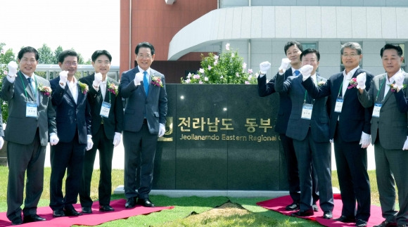 김영록 전남도지사와 동부권 시장 군수들이 1일 전라남도 동부청사 광장에서 동부청사 개청 현판을 제막하고 있다.