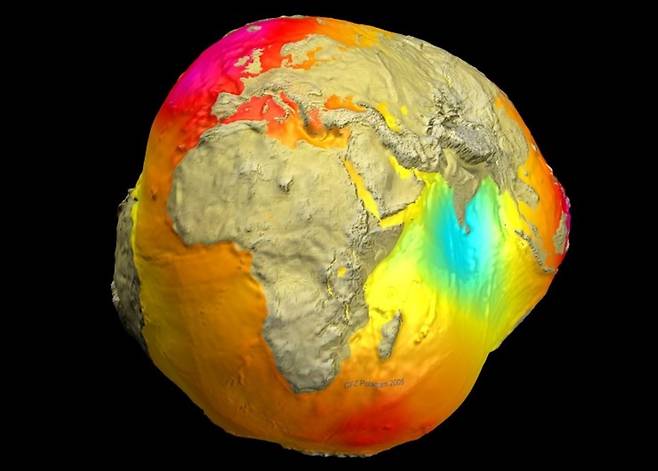 지구 중력의 분포를 보여주는 ‘포츠담 중력 감자’. 사진=CHAMP, GRACE, GFZ, NASA, DLR