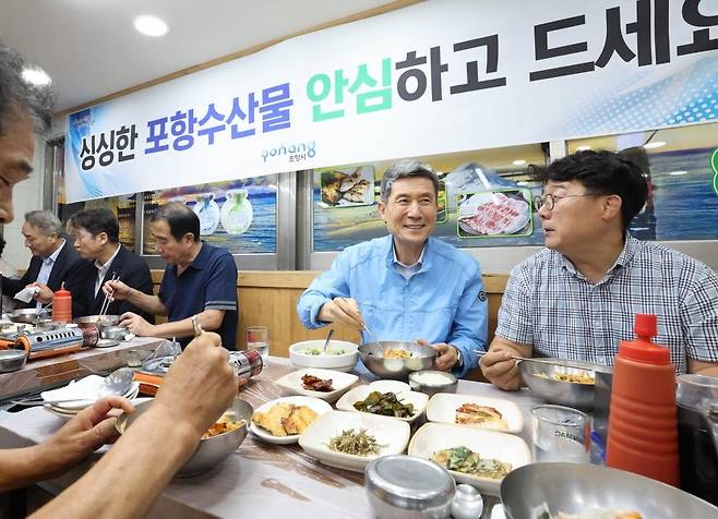 포항 죽도시장 횟집에서 점심 먹는 포항시장과 간부 공무원 [포항시 제공. 재판매 및 DB 금지]