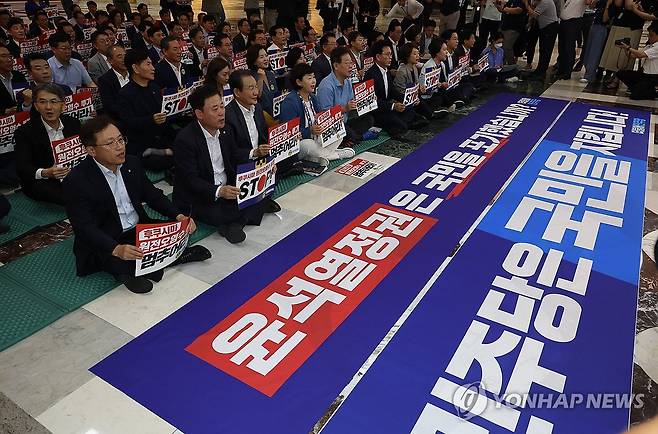 구호 외치는 민주당 (서울=연합뉴스) 한상균 기자 = 더불어민주당 이재명 대표와 박광온 원내대표 등이 1일 국회 로텐더홀에서 열린 '후쿠시마 핵물질 오염수 해양투기 비상행동 결과보고'에서 구호를 외치고 있다. 2023.9.1 xyz@yna.co.kr